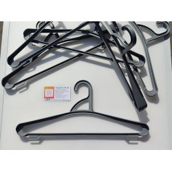 Вішалка пластикова з неповоротним гачком та широким плечем 42х3,5см.